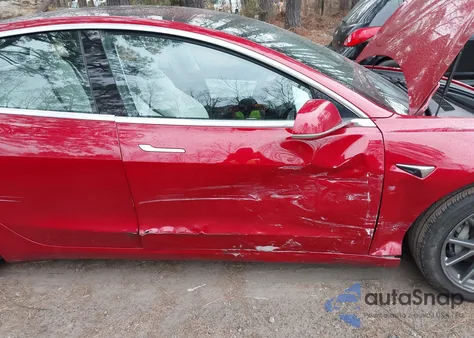2018 Tesla Model 3 Long Range/Mid Range z USA, uszkodzony, nr VIN 5YJ3E1EA5JF167527